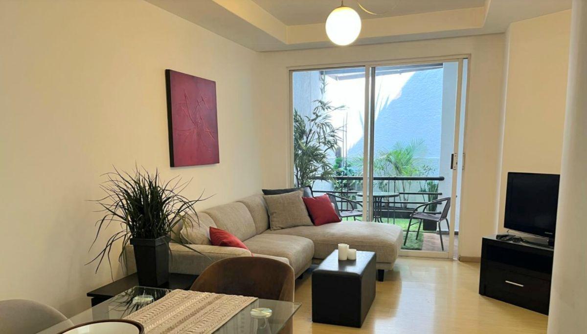 Sala con salida a balcón de un departamento en Polanco